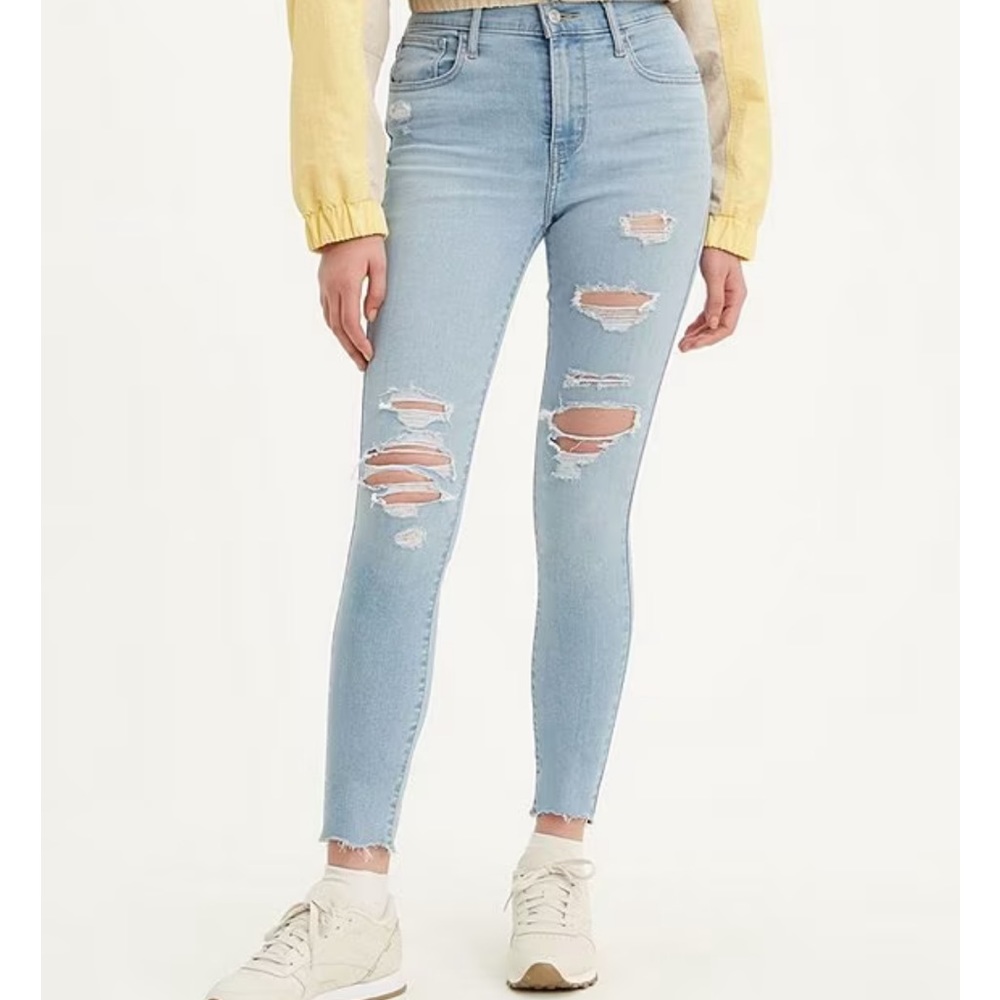 NWOT Levi’s 720 High Rise Super Skinny in Size 25